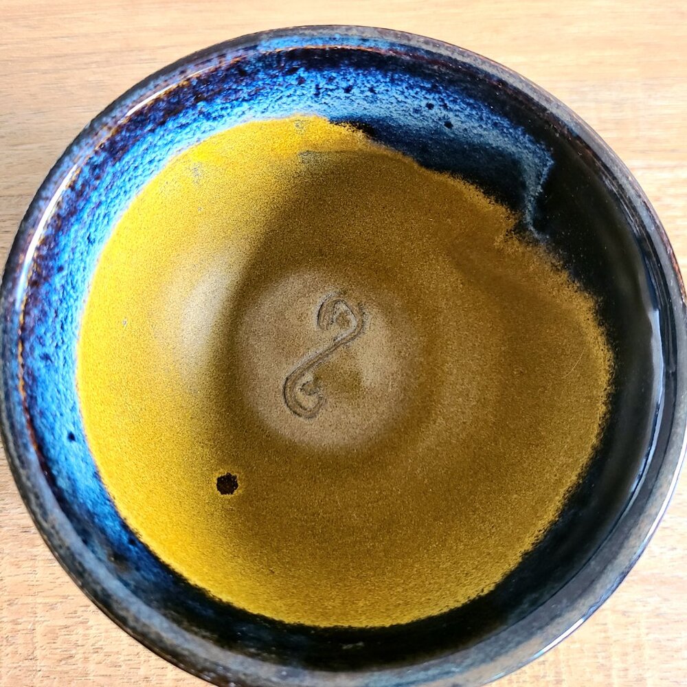 Hand made studio pottery. Ceramic bowl sighed by artist. - Picture 3 of 4